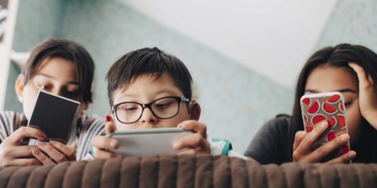 Pemerintah Batasi Anak Bawah 16 Tahun Akses Media Sosial