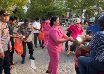 Polres Kukar dan HMI Bagikan Ratusan Takjil di Tenggarong