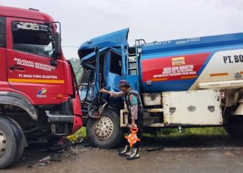 Tabrakan Dua Truk Tangki di Muara Kaman, Dua Orang Luka