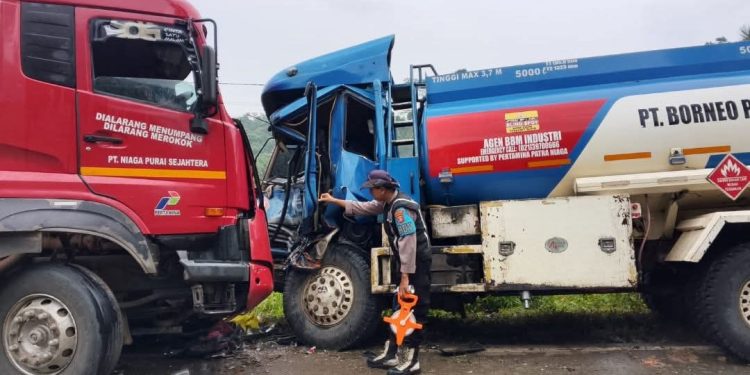 Tabrakan Dua Truk Tangki di Muara Kaman, Dua Orang Luka