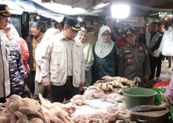 Polres Dampingi Wabup Kutai Timur Sidak Pasar Jaga Stabilitas Harga