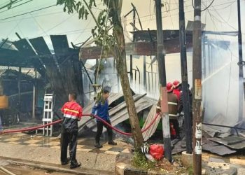 Kebakaran di Teluk Bayur Hanguskan Enam Bangunan, Kerugian Ditaksir Rp900 Juta