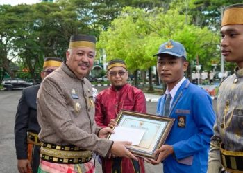 Bupati Pinrang Serahkan Penghargaan Pendidikan di Hardiknas 