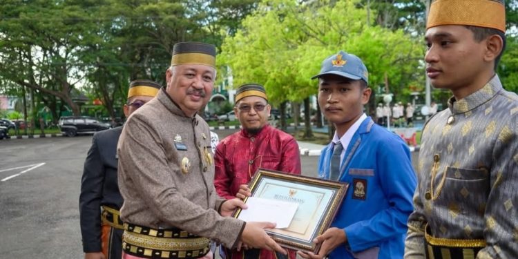 Bupati Pinrang Serahkan Penghargaan Pendidikan di Hardiknas 