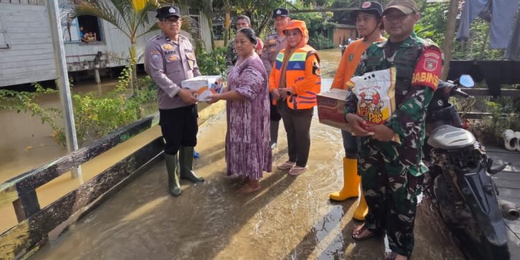 Polsek Muara Wahau Salurkan Bantuan Logistik Korban Banjir Nehas Liah Bing