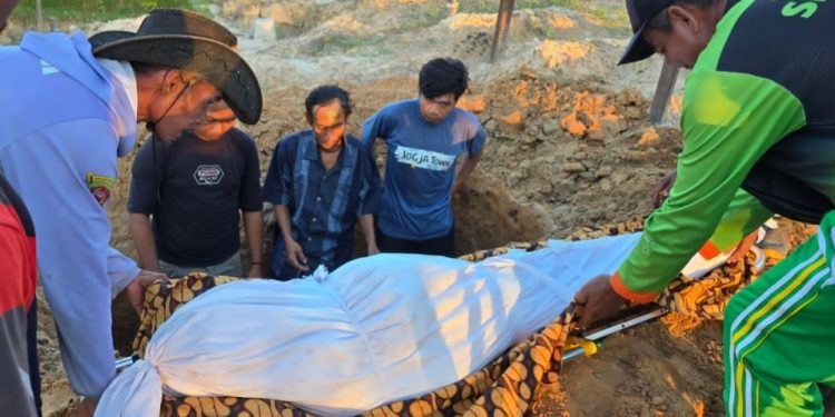 PWI Kaltim Peduli Makamkan Warga Tanpa Keluarga Asal Probolinggo