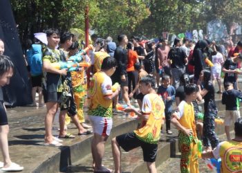 Perang Air di Festival Bakcang, Wajah Kebersamaan Pontianak di Tepian Kapuas