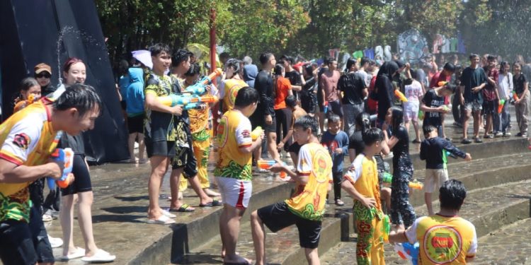 Perang Air di Festival Bakcang, Wajah Kebersamaan Pontianak di Tepian Kapuas